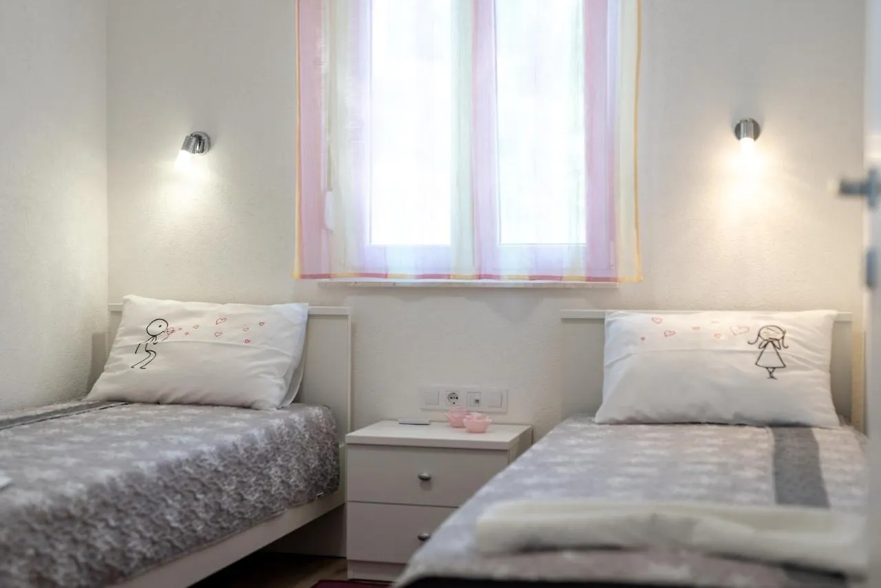 Apartment Gagula With Jacuzzi Trogir