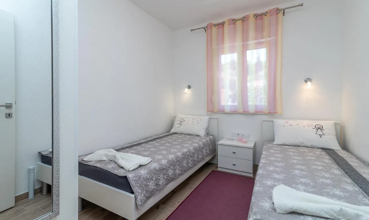 Apartment Gagula With Jacuzzi Trogir 0*,