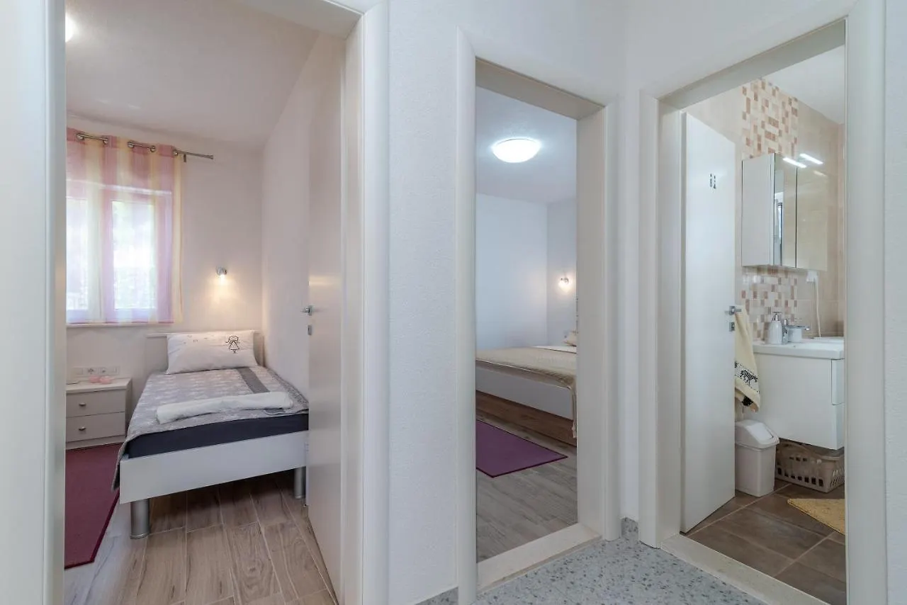 Apartment Gagula With Jacuzzi Trogir