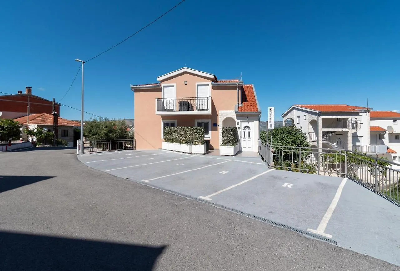 Apartment Gagula With Jacuzzi Trogir