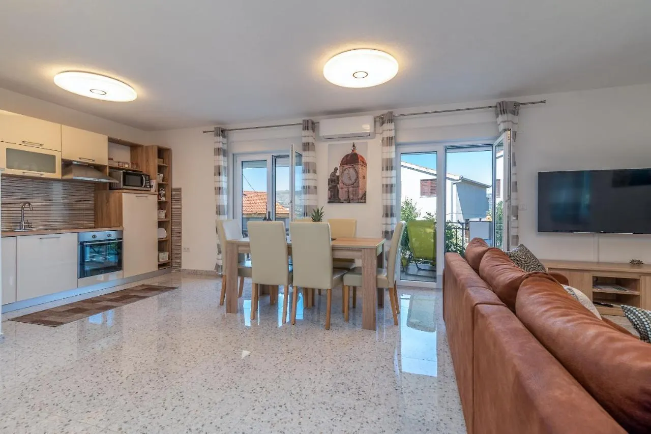 Apartment Gagula With Jacuzzi Trogir