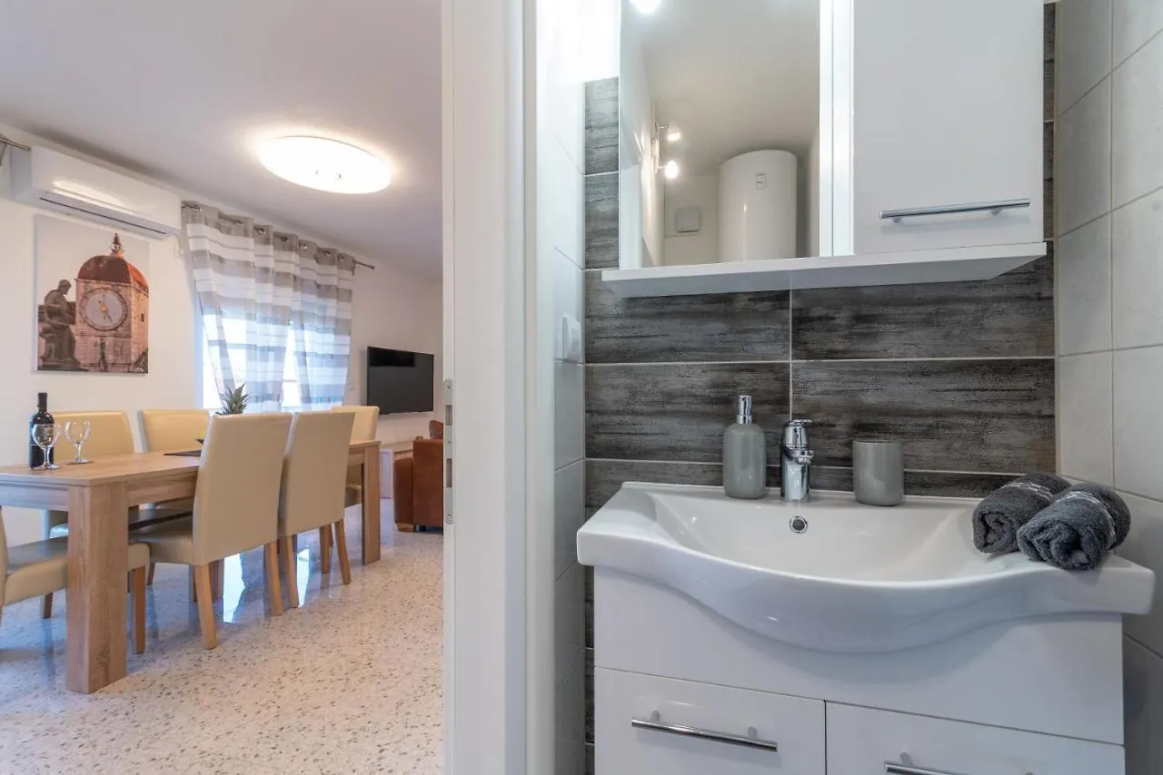 Apartment Gagula With Jacuzzi Trogir